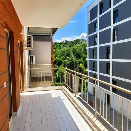 Apartment Bright & Peaceful 2-bedroom Near Zoo And The Park Tirana
