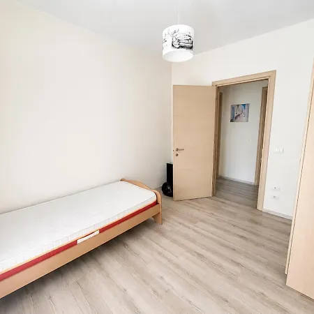 Bright & Peaceful 2-bedroom Near Zoo And The Park Apartment Tirana