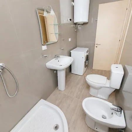 Apartment Bright & Peaceful 2-bedroom Near Zoo And The Park Tirana