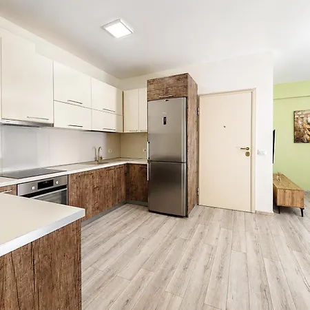 Bright & Peaceful 2-bedroom Near Zoo And The Park Apartment Tirana